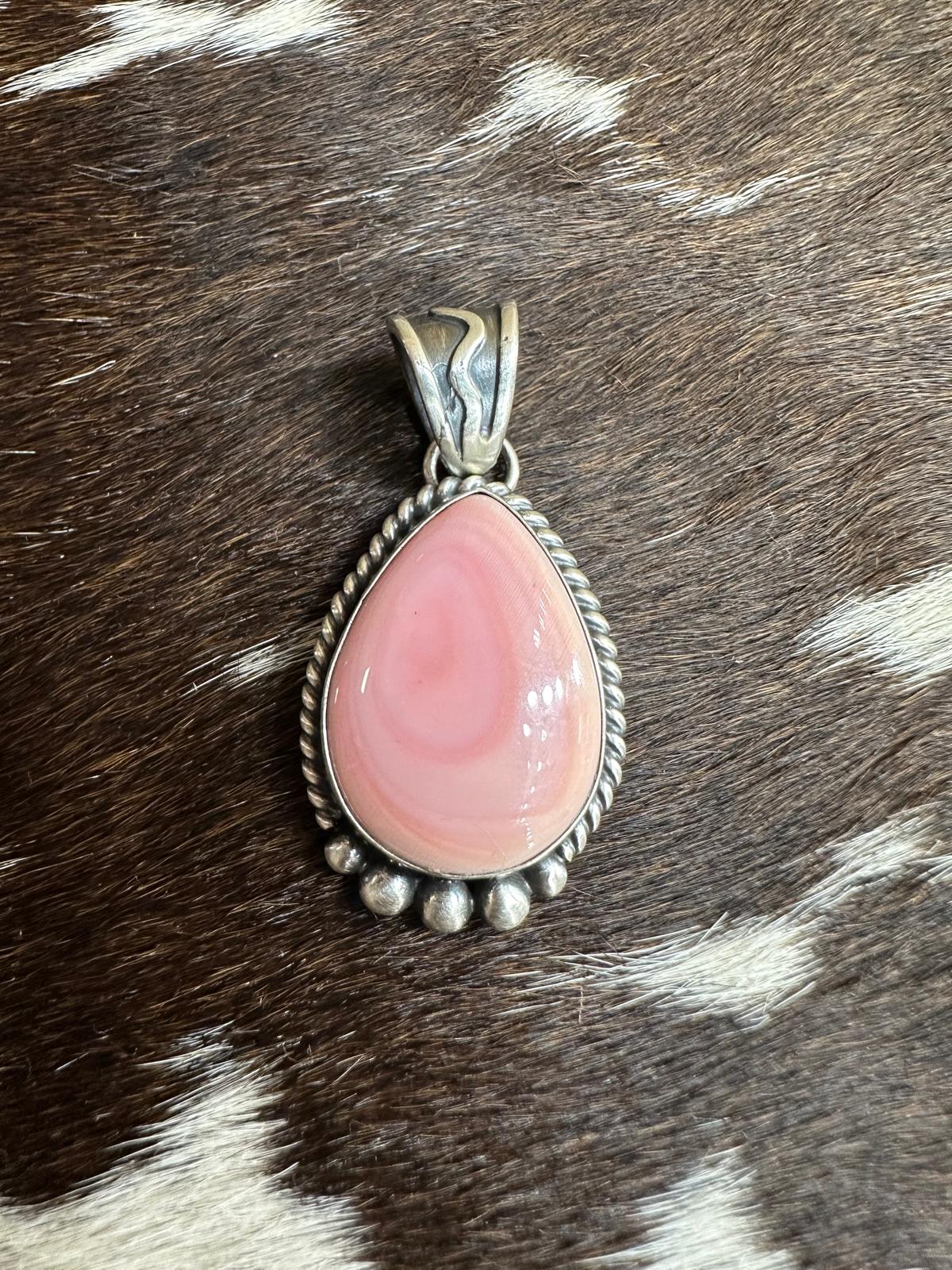 Pink Conch Simple Pendant *Native