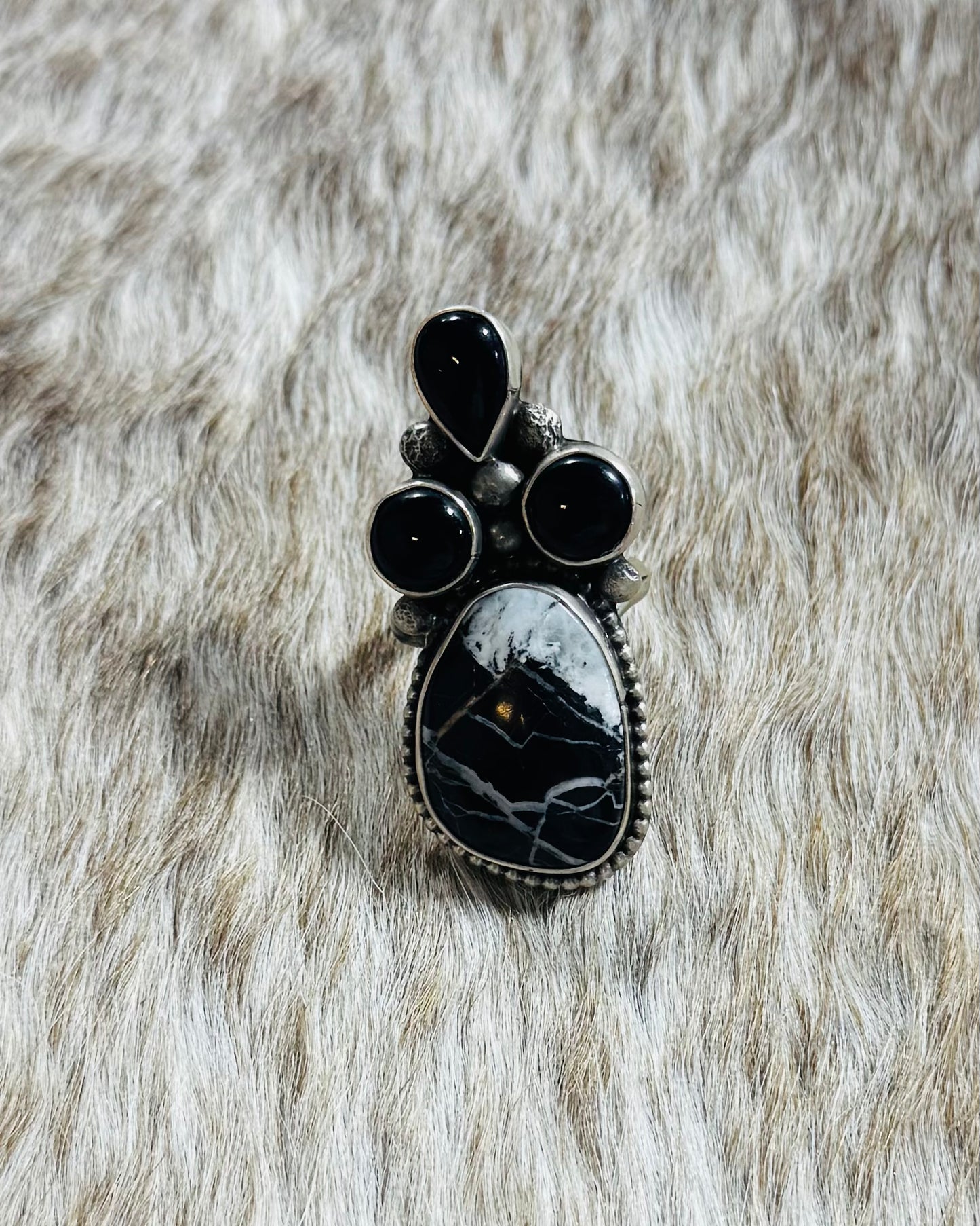 White Buffalo & Onyx Ring Adj *Native