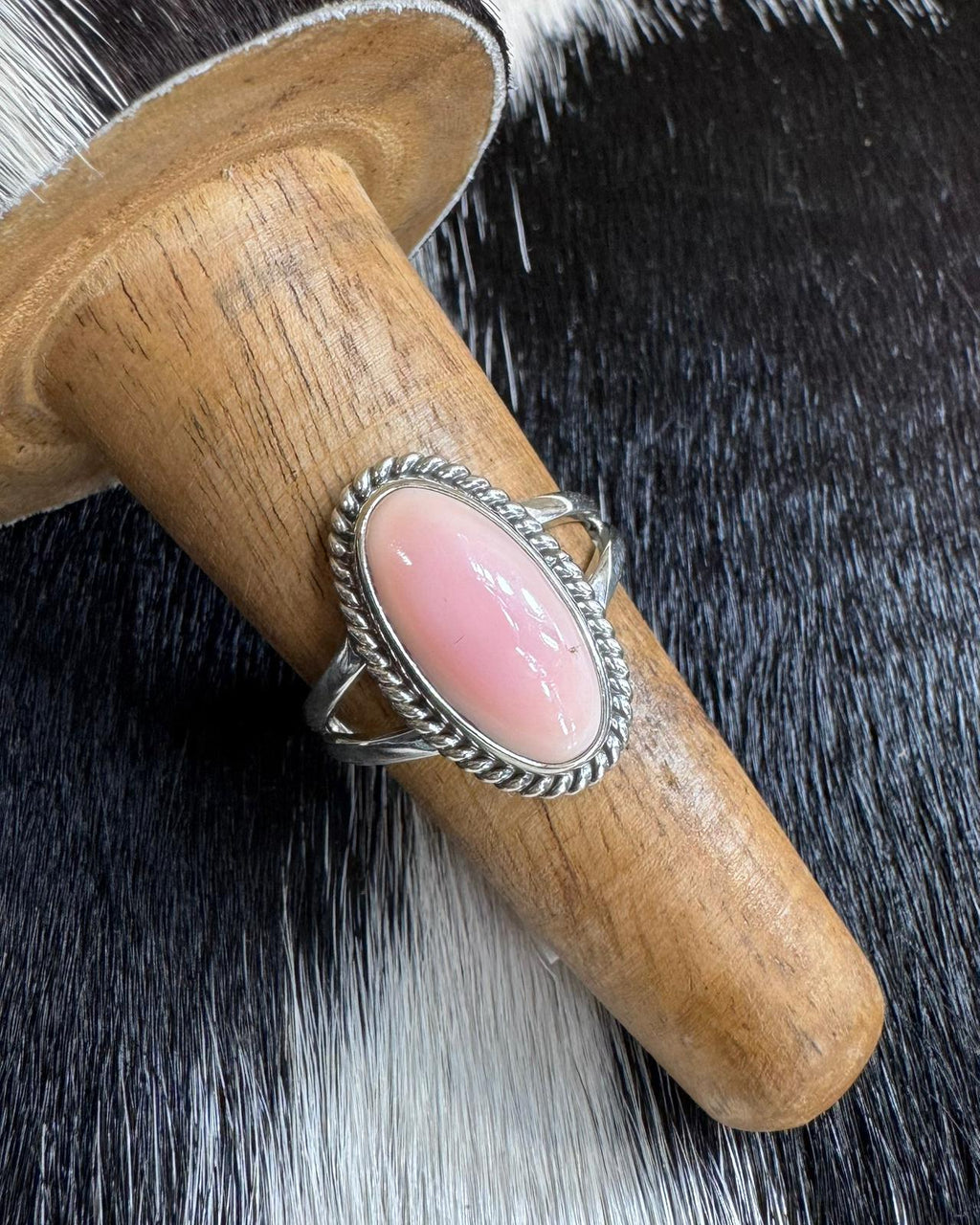 Simple Pink Conch Oval Ring