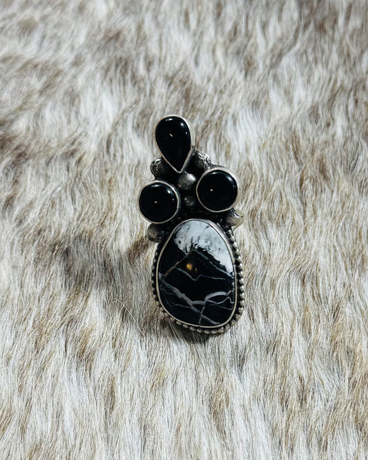 White Buffalo & Onyx Ring Adj *Native